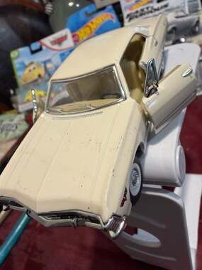 Kinsmart 1967 Chevrolet Impala Diecast Scale 1/43 Beige